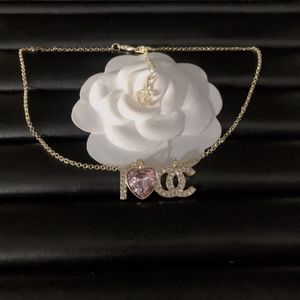 Marque de luxe Designer Cuivre Pendentifs Coeur Cristal 18K Plaqué Or Colliers En Acier Inoxydable Lettre Ras Du Cou Pendentif Collier Chaîne Bijoux Accessoires AMOUR Cadeaux