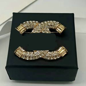 Marque de luxe Designer Lettre Broches Mode Pin Perle Broches Cristal Bijoux Accessoire Cadeau De Mariage