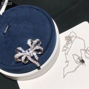 Collar con colgante de diseñador de marca de lujo para mujer, de plata de ley s925, broche con nudo de lazo de mariposa de cristal completo, joyería 236U