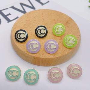 Marque de luxe Designers Lettres Oreille Goujon Bonbons Couleur Ronde En Acier Inoxydable Géométrique Célèbre Femmes Acier Sceau Imprimer Haute Qualité Boucle D'oreille De Noce Jewerlry