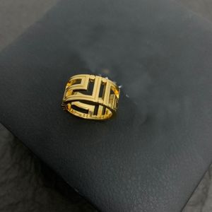 Anillo de marca de lujo Latón chapado en oro de 18 quilates Nunca se desvanece Diseño de calidad superior Regalo exquisito Reproducciones oficiales Joyería 2022 Nuevos anillos de banda 5A Ventas directas de fábrica