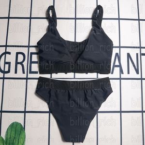 Marca de lujo para mujer Bikinis traje de baño Diseñador Beach Holiday Bras Briefs Set Negro Sujetador deportivo Bragas Sexy Split Sin respaldo Traje de baño 339Z