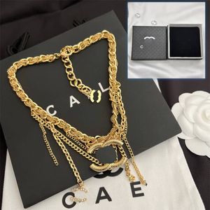 Chaîne de luxe Pendentif Collier Classique Plaqué Or Collier Designer Marque Logo Bijoux Femmes Style Élégant Charme Collier Hiver nouvelle Fille Cadeau Bijoux Avec Boîte