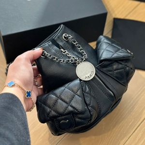 Bolso de piel de vaca de lujo, mochila para mujer, bolso de hombro de diseñador, insignia de metal, bolso con cremallera, mini bolso con forma de rana, bolso acolchado con estampado de diamantes, compra estilo mochila