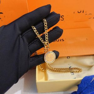 Collar de marca de diseño de lujo Collares de acero inoxidable chapados en oro de 18 quilates Gargantilla redonda Cadena Letra Colgante Moda para mujer Accesorios de joyería de boda X352