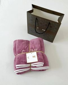 Juego de toallas de baño de diseño de lujo, bordado de letras de dos piezas, toalla de terciopelo de coral de cuatro colores, absorbente de ducha, toalla de playa de secado rápido y húmedo, caja de regalo