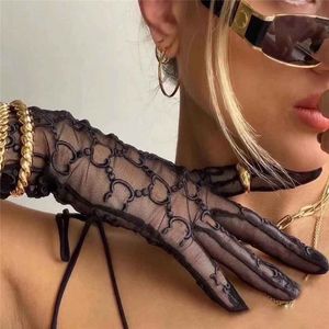 Guante de encaje de marca de diseñador de lujo para mujer Guantes de encaje bordados con estampado de 2 letras elegantes Manoplas de conducción Guante de malla largo para mujer con caja de regalo Guantes de tul negros Ins Party