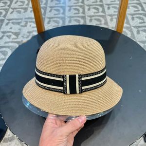 Chambre de paille de la plafond de concepteur de luxe CAP féminin woven shadling paille avec de grands chapeaux de bord de plage de plage simple et généreuse polyvalente
