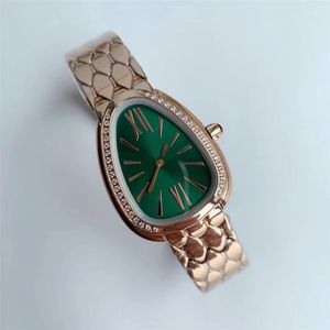 El reloj de cuarzo de moda clásico de diseñador de lujo con esfera triangular de cristal de zafiro y diamantes es el regalo de Navidad favorito de una mujer.