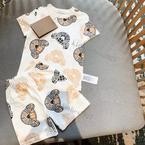 Diseñador de lujo Conjuntos de ropa Camiseta para niños con monograma Moda más corta Verano británico Tesoros para niños y niñas Algodón de dos piezas Conjunto suave y cómodo