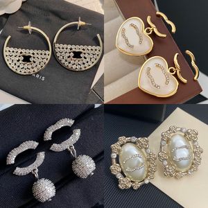 Pendientes de diseñador de lujo Stud de alta calidad para mujer Marca Letra Oro Plata Cobre Cristal Perla Pendiente Loop Drop Party Joyería de boda Regalos de Navidad