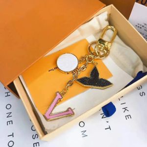 Diseñador de lujo Llavero Moda Clásico Marca Clave Hebilla Diseño de letras Hecho a mano Llaveros de oro Para mujer para hombre Bolsa Colgante Regalo de alta calidad