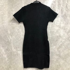 Robe en tricot de concepteur de luxe Brand les femmes T-shirt Singlet Black Hip Cover Robe à manches courtes à manchette à col roulé à col roulé