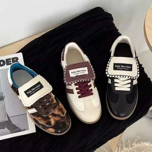 Diseñador de lujo Leopard estampado para hombres zapatos casuales versátiles versátiles de desgaste y zapatillas de cuero de corte bajo gran tamaño 36-46