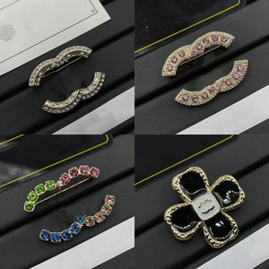 Épingle de concepteur de luxe Femmes Titanium Steel Lettre broches Crystal Rimestone Bijoux Broche épingle Men de mariage accessoires de tissu de fête de mariage