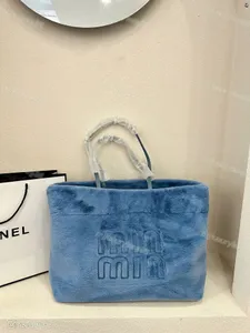 Sac de shopping en peluche de luxe Miniu texture douce atmosphère de couleur bonbon limitée pleine de la rue sac fourre-tout essentiel