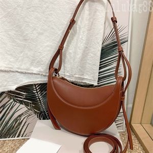 Sac à bandoulière de concepteur de luxe pour femmes BATES MEN BATEURS MULTIQUE INTÉRIEUR POCKE POCKETTES ACCESSOIRES DE LUXE Classic Reddish Brown Sacs Half Moon E23