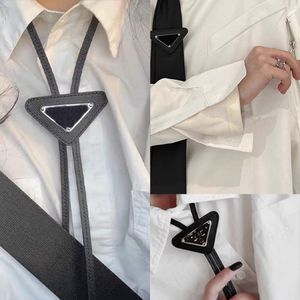 diseñador de lujo corbata para hombre triangular corbata masculina bolo bolo diseñador para hombres ropa formal de cuello negro con letras de color sólido corbata