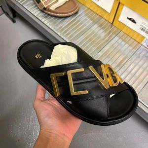 Femmes Luxury Slipper Designer Gold Letter F Metal Graphic Leather Sandale Crossover Band Fashion Classic Classic Summer Beach Outdoor Slides