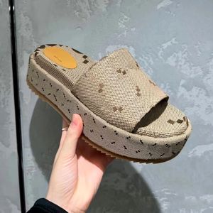 Zapatos de plataforma bordados vintage Zapatillas Sandalia para mujer Lona blanca Plana Mula Diseñador Diapositiva Zapatos casuales Playa Piscina Negro Hombres Sliders Verano al aire libre Sandale Box