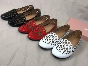 Chaussures de luxe Miumi pour femmes, chaussures en cuir ventilées avec perforations, chaussures d'embarquement pour femmes, cuirs véritables rouges, chaussures plates noires avec boîte taille 35-40