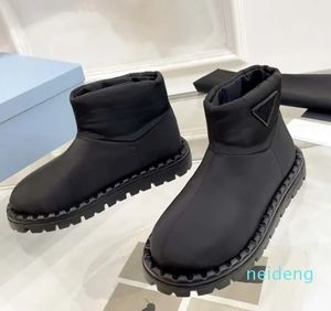 Diseñador de lujo para mujer Botas cortas Moda Invierno Fondo plano Impermeable Abajo Bota Zapatos de nieve de fondo plano con caja