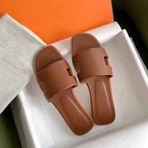 Designers de luxe Slide 2024 Nouvelle pantoufle Taille 35-46 Fashion Casual Chores plage plage Sliders Sandale en cuir femme Piscine d'été Voyage Lady Man Man Sandale Mule avec la boîte