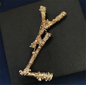Diseñador de moda de lujo Hombres Mujeres Broche Pins Marca Carta de oro Broche Pin Traje Vestido Pins para dama Especificaciones Joyería de diseñador 4 * 7 CM