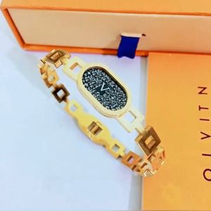 Diseñador de marca de brazalete chapado en oro de lujo pulsera de carta de cadena nueva temperamento versátil de moda pulsera de alta calidad con caja para fiestas de cumpleaños