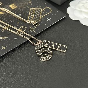 Collar de collar de lujo diseñador de marca dorada nueva letra digital etiqueta collar diseñado para niñas encantadoras de moda con caja de collar de alta calidad