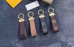 Porte-clés de luxe classique Designer voiture porte-clés en alliage de zinc lettre unisexe lanière or noir métal petit bijoux amant porte-clés pendentif sans boîte