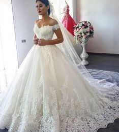 Robe de mariée en dentelle de luxe Robes de mariée une ligne de rain de mariée de balayage à l'épaule avec applique en dentelle plus robes de mariage Hy4114