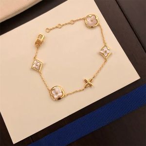 Luxury Ladies Chain Design Unique Women's Bracelet Four Petals Made Of White Mother-Of-Pearl Gold Bracelet Jewlery Designer For Women