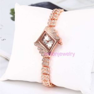 Luxury Mens Women Women Selling Entrewing Diamond Controlon Pulseras para mujer Banda de acero de moda Temperamento de dama en forma de cabeza diagonal