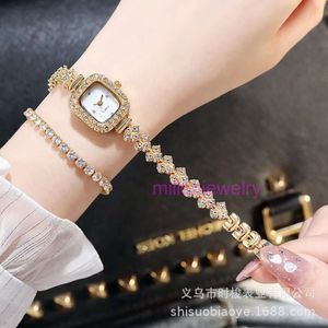 Luxury Mens mira a las mujeres Little Square Watch Girls Quartz Exquisito Temperamento Pulsera para mujeres Estudiante de secundaria