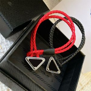 Luxury Mens Women Fashion Triangle Bracelet Designer Bracelets 2 Colours Charme Femmes hommes Bijoux Corde en cuir de haute qualité Gift331a