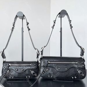 Bolso de motocicleta de lujo LE CAGOLE Bolso de mujer Baguette cuadrado con solapa Bolsos con remaches de diseñador Bolso cruzado con borla punk Embrague Bolso bandolera popular Negro