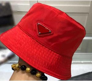 Sombrero de cubo de nailon de lujo para hombres y mujeres Diseñador de alta calidad Señoras para hombre Primavera Verano Colorido Rojo Cuero Metal Sombreros para el sol Nuevo 8480935