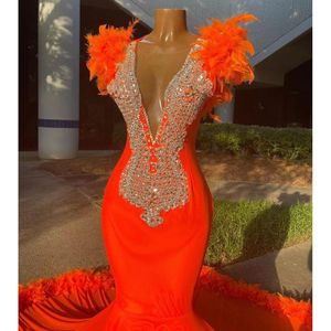 Luxe Orange Sirène Robes De Bal 2023 Pour Les Filles Noires Plumes Bas Perles Cristal Profond Col En V Soirée Robes De Soirée Robe D'anniversaire