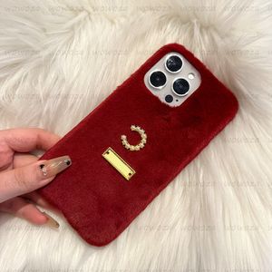 Luxe Pearl C Cas de téléphone Designer Gold Marque Lettre Mode Fourrure Rouge Laine Coquille Pour Iphone 14 Pro Max Plus 13 12 11 Couverture Antichoc