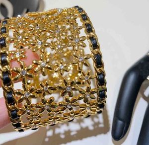 Brazalete abierto con dije de calidad de lujo con cuero genuino negro y diamante brillante de diseño hueco chapado en oro de 18 quilates con caja de sello