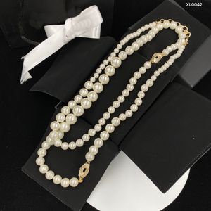 Collier pendentif de pull à longue chaîne de perles de charme de qualité de luxe avec des perles de coquillage naturelles et un design en cristal ont un timbre de boîte accessoires de vêtements avec boîte