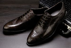 Qualité de luxe hommes chaussures habillées en cuir ciré motif crocodile en cuir de vache respirable trous de forage à lacets bout pointu chaussures d'affaires
