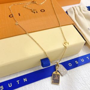 Collar de calidad de lujo 18k chapado en oro Diseño delicado Collar colgante Accesorios de joyería de diseñador Cadena larga Regalo seleccionado para mujeres Pareja Familia