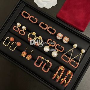 Pendientes de diamantes de imitación rojos de lujo Colgantes de cristal Colección de 11 estilos Pendientes de perlas chapados en letras de moda Pendientes con caja de regalo