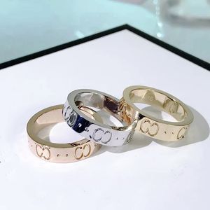 Anillo de lujo Diseñadores Anillos Joyería de moda para hombres, mujeres, acero titanio, letras grabadas, anillos de compromiso, diseñadores de joyas, anillo estrecho, tamaño 5-11 al por mayor