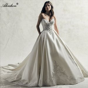 Luxury Satin Off Boîtres à épaule chérie Robe de mariée A-Line perle Perles Crystals Princess Bridal Robes brodées avec de la dentelle délicate