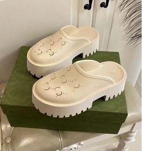 zapatillas de lujo diseñador de la marca Mujeres Señoras Sandalias de plataforma hueca hechas de materiales transparentes moda sexy encantadora playa soleada mujer zapatos zapatilla 35-44