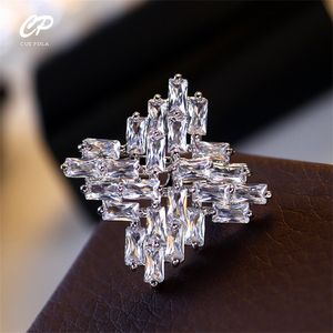 Broche de circón con diamantes de imitación brillantes de lujo, Mini Pin para cuello, cárdigan de temperamento para mujer, accesorios antideslumbrantes para traje