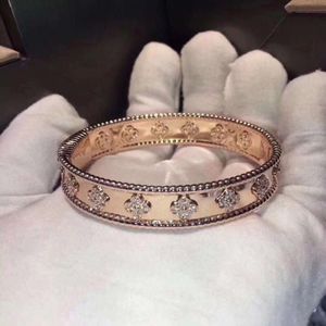 El oro de lujo de las mujeres del Zircon del brazalete de la pulsera de latón de la hoja de la joyería al por mayor de lujo plateó lleno